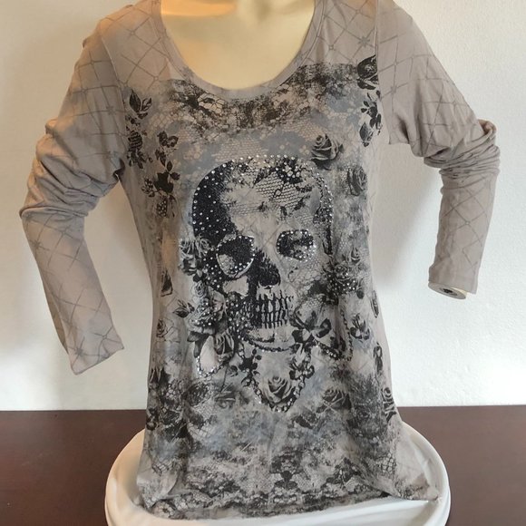 SUPER CUTE LONG SLEEVE SKULL TSHIRT NWT SIZE L - Picture 1 of 5